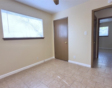 10708 Lanshire Dr - Photo Thumbnail 5