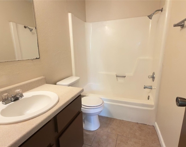 10708 Lanshire Dr - Photo Thumbnail 11