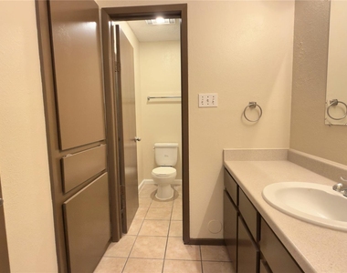 10708 Lanshire Dr - Photo Thumbnail 7
