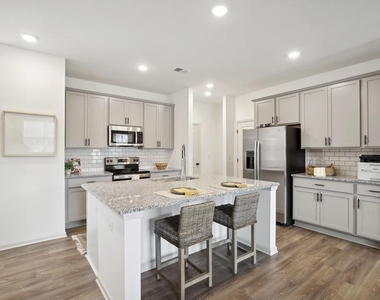 111 Lipscomb Circle Se - Photo Thumbnail 2