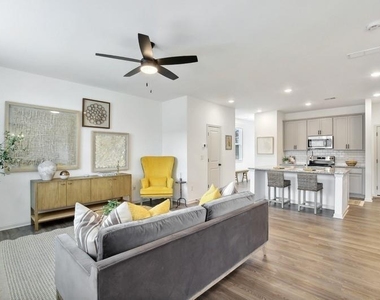 111 Lipscomb Circle Se - Photo Thumbnail 3