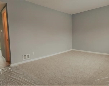 202 Newstead Drive - Photo Thumbnail 2