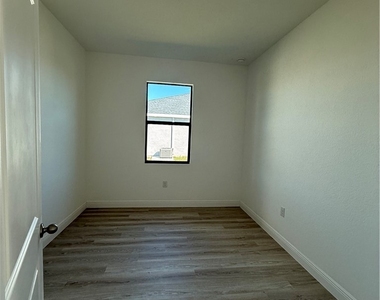 1135 Harvest Avenue - Photo Thumbnail 8