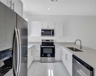 430/432 Bell Boulevard S - Photo Thumbnail 1