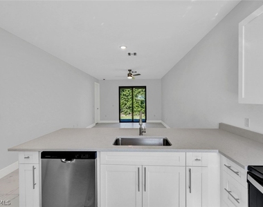 430/432 Bell Boulevard S - Photo Thumbnail 7