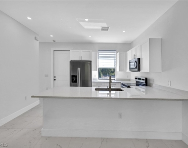 430/432 Bell Boulevard S - Photo Thumbnail 6