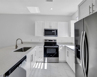 430/432 Bell Boulevard S - Photo Thumbnail 2