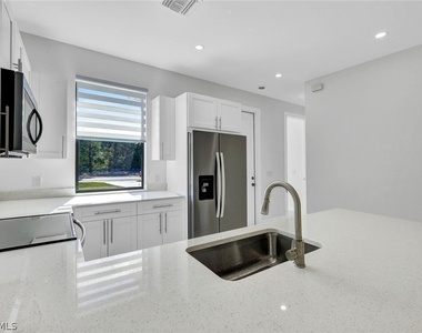 430/432 Bell Boulevard S - Photo Thumbnail 5