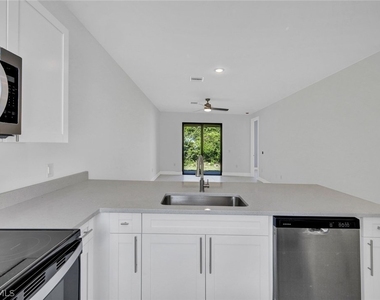 430/432 Bell Boulevard S - Photo Thumbnail 3