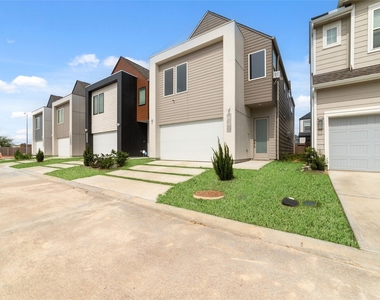 3007 Ventas Drive - Photo Thumbnail 1