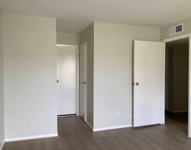 3075 Walnut Bend Lane - Photo Thumbnail 13