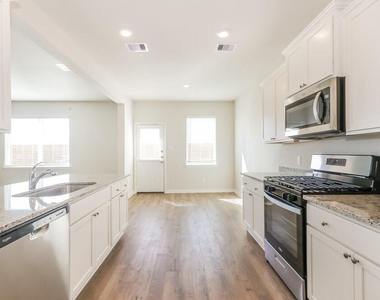 409 Sunny Highlands Drive - Photo Thumbnail 5