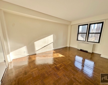 East 63 Street - Photo Thumbnail 6