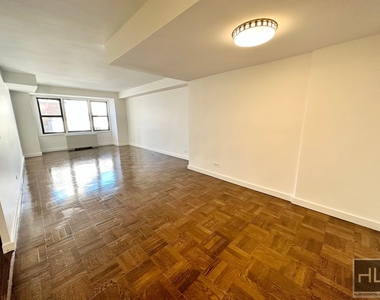 East 63 Street - Photo Thumbnail 3