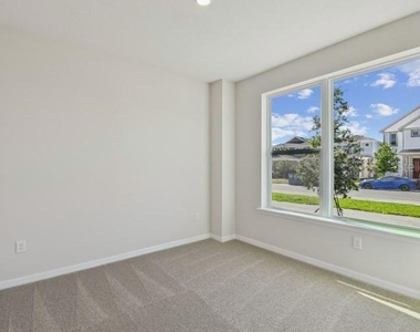 3077 Voyager Avenue - Photo Thumbnail 8