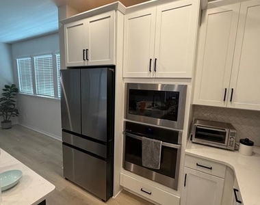 3077 Voyager Avenue - Photo Thumbnail 3