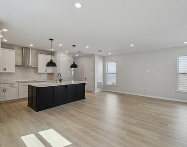 3077 Voyager Avenue - Photo Thumbnail 2