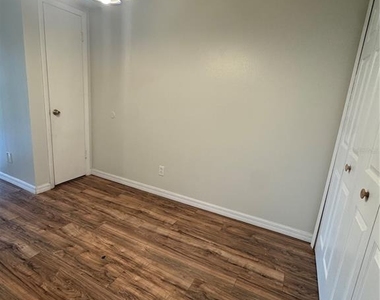 320 Black Oak Court - Photo Thumbnail 3