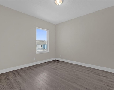 7838 Spectrum Drive - Photo Thumbnail 15