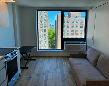 Studio Sanctuary in Fort Greene, Brooklyn - Photo Thumbnail 2