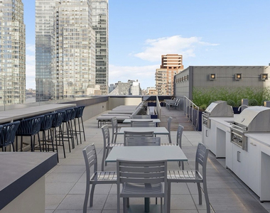 555 West 38th Street - Photo Thumbnail 4