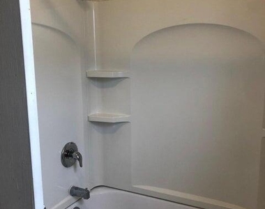 702 Edmunds Avenue - Photo Thumbnail 7