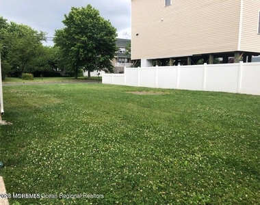 702 Edmunds Avenue - Photo Thumbnail 10