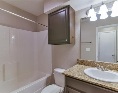820 Southeast Parkway - Photo Thumbnail 5