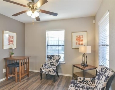 820 Southeast Parkway - Photo Thumbnail 2