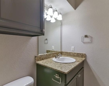 820 Southeast Parkway - Photo Thumbnail 6