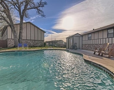 820 Southeast Parkway - Photo Thumbnail 8