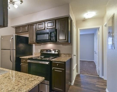820 Southeast Parkway - Photo Thumbnail 3