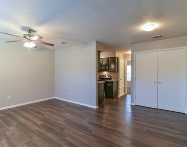 820 Southeast Parkway - Photo Thumbnail 4