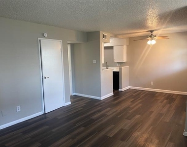 3300 Edgewood Drive - Photo Thumbnail 2