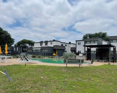 3300 Edgewood Drive - Photo Thumbnail 11