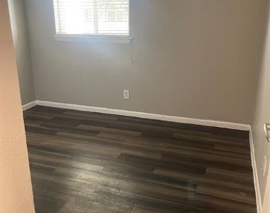 3300 Edgewood Drive - Photo Thumbnail 8