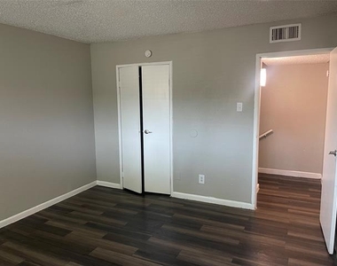 3300 Edgewood Drive - Photo Thumbnail 4