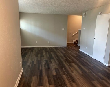 3300 Edgewood Drive - Photo Thumbnail 3