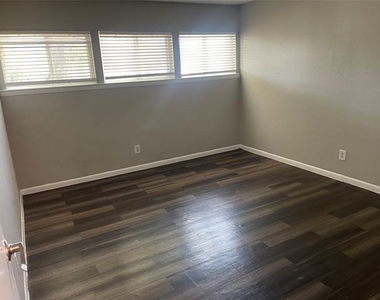 3300 Edgewood Drive - Photo Thumbnail 6