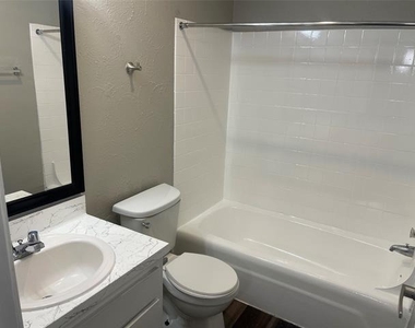 3300 Edgewood Drive - Photo Thumbnail 9