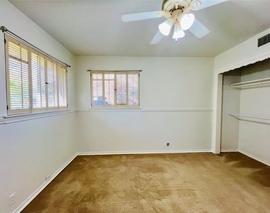 8715 Labron Avenue - Photo Thumbnail 20