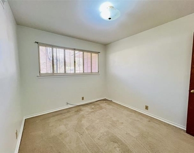 8715 Labron Avenue - Photo Thumbnail 22