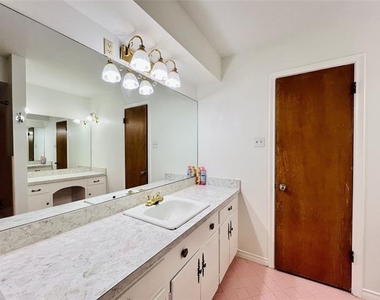 8715 Labron Avenue - Photo Thumbnail 23