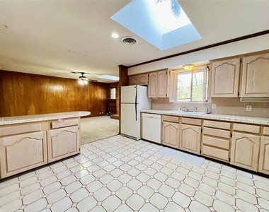 8715 Labron Avenue - Photo Thumbnail 11