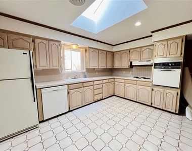8715 Labron Avenue - Photo Thumbnail 12