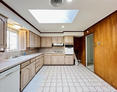 8715 Labron Avenue - Photo Thumbnail 13
