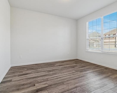 235 Hadley Lane - Photo Thumbnail 2