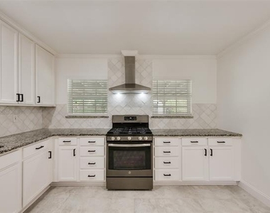 1104 Belvedere Drive - Photo Thumbnail 6