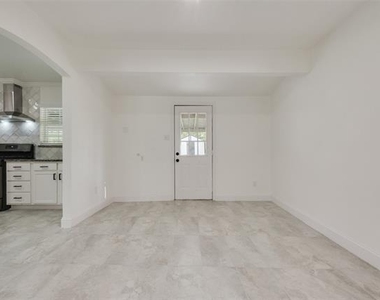 1104 Belvedere Drive - Photo Thumbnail 8