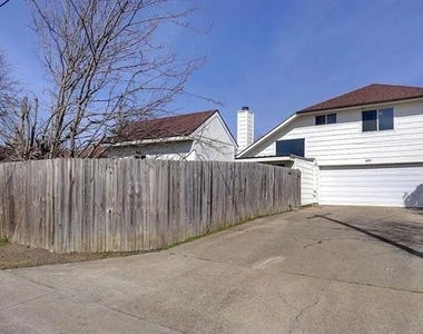 1400 Paintbrush Street - Photo Thumbnail 10